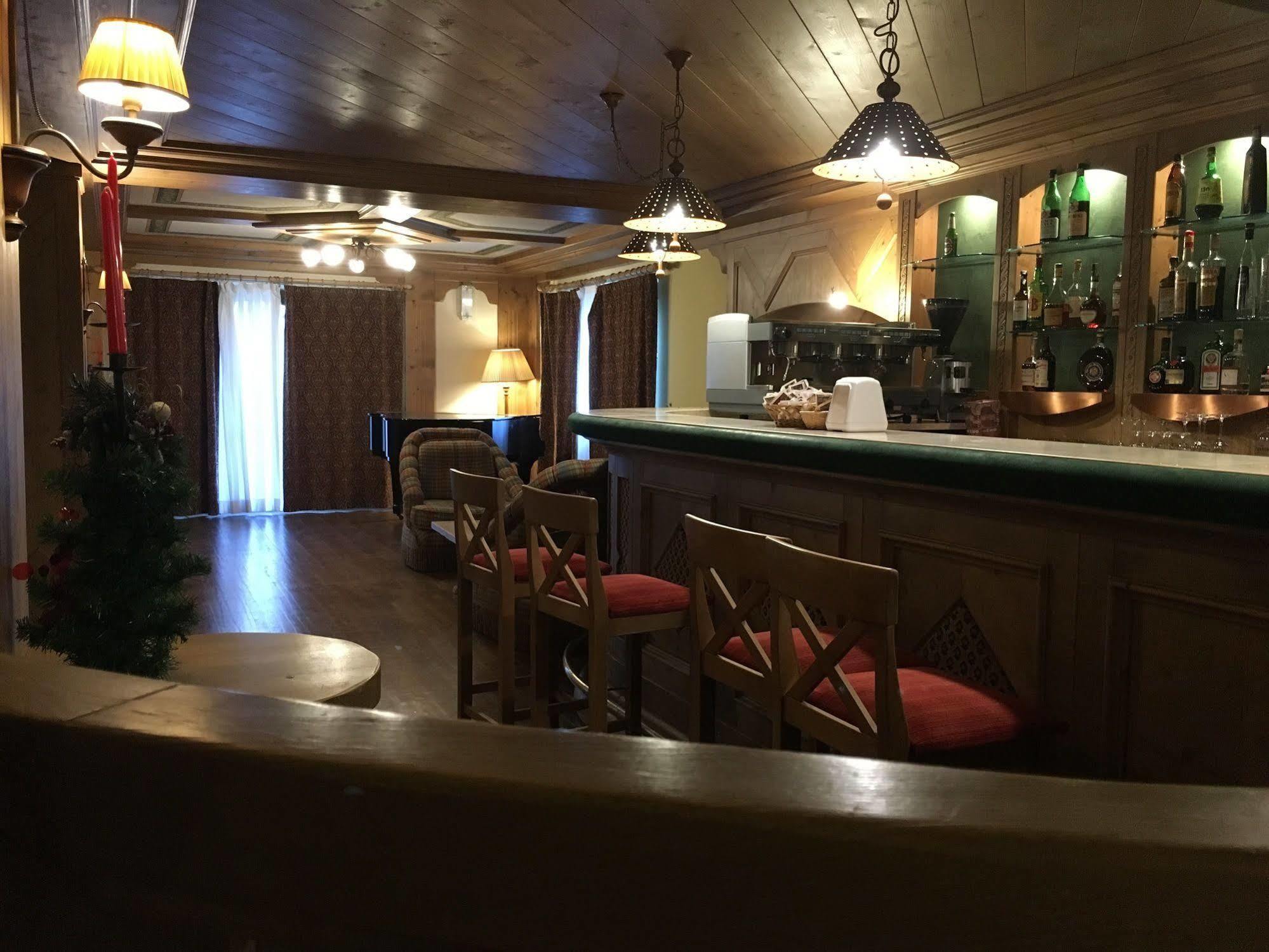 Hotel Perla Мадона ди Кампильо Екстериор снимка